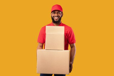 Kurye Karton Kutular ve Paketler Sarı Arkaplanda Duruyor