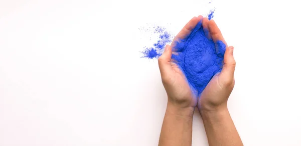 Blauwe verf voor jaarlijkse Holi viering in handen — Stockfoto