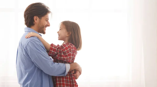 Papai e filha sorrindo e abraçando sobre fundo branco — Fotografia de Stock