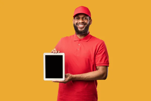 Courier Man segurando tablet digital com tela vazia, Studio Shot — Fotografia de Stock