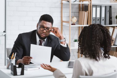 - İş arıyorum. Başvuru sahiplerine bakan ciddi insan kaynakları yöneticisi iş görüşmesine ofisinde devam ediyor