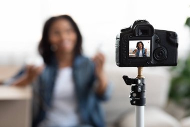Teknoloji ve blog. Afrikalı kadın evdeki blogu için video kaydediyor