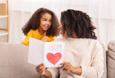 Küçük siyah kız, mutlu anneyi kutluyor.