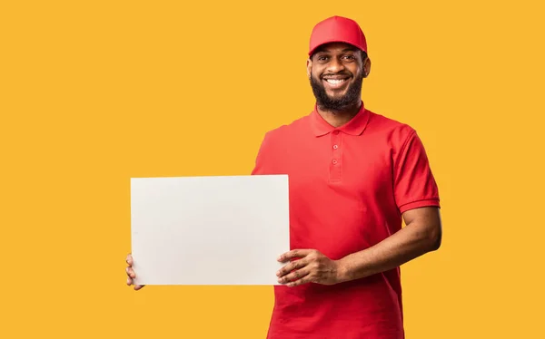 Entrega africana cara mostrando vazio branco pôster, fundo amarelo, Mockup — Fotografia de Stock