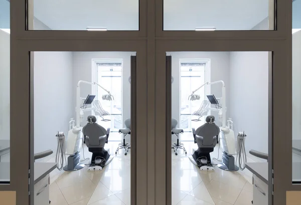 Медичні кімнати з сучасним стоматологічним обладнанням, вид з дверей — стокове фото