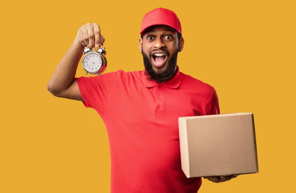 Afro-Amerikaanse koerier Holding Clock leveren van kartonnen doos, Studio schot — Stockfoto
