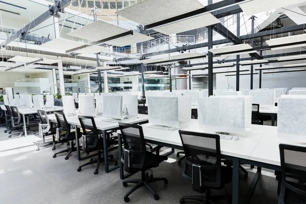 Gran oficina de alquiler vacía para trabajadores de TI con computadoras cubiertas — Foto de Stock