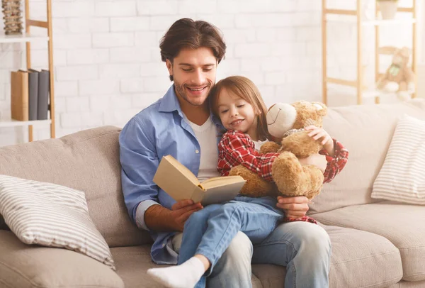 Papai e filha lendo histórias engraçadas juntos — Fotografia de Stock