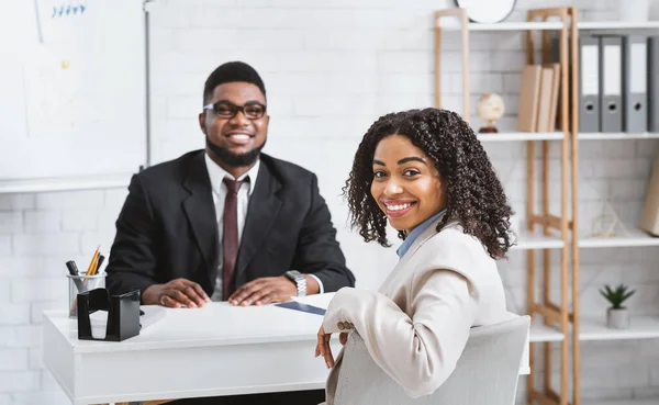 Happy személyzeti menedzser és afro-amerikai üresedés jelölt állásinterjún az irodában — Stock Fotó