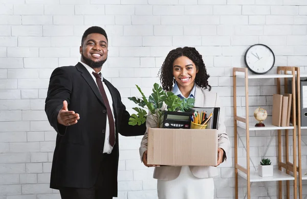 Új munkahely. Boldog afro-amerikai főnök köszönti az alkalmazottat az első napon az irodában — Stock Fotó