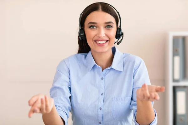 Vrolijke Help Line Operator meisje in headset zitten in Office — Stockfoto