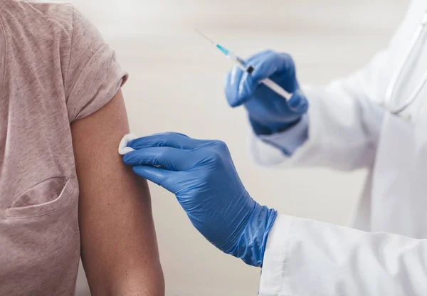 Doctor with syringe making injection for old patients, close up — Stock Photo, Image