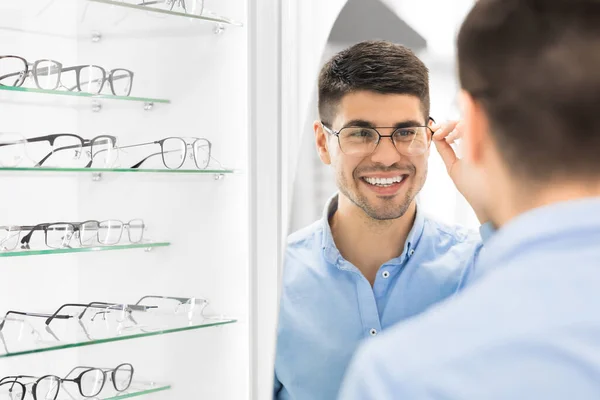 Porträt eines gutaussehenden jungen Mannes mit Brille — Stockfoto