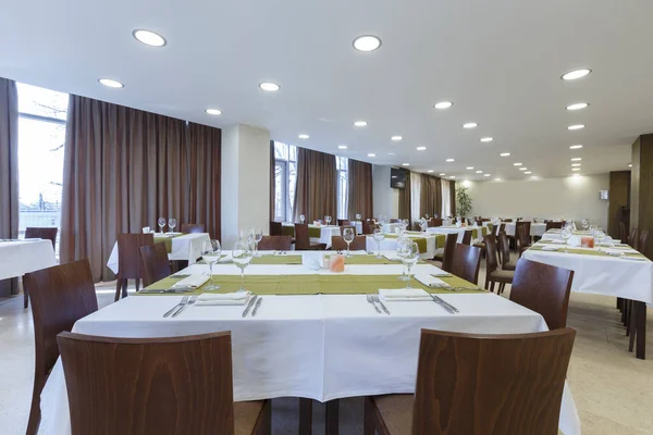 Tables and chairs in large restaurant hall. Empty room — Stock Photo, Image