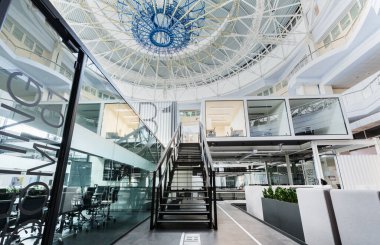 Yüksek tavanlı ve kubbeli modern açık uzay ofisi.