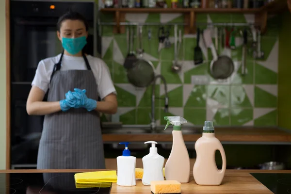 Frau mit Maske und Handschuhen präsentiert Öko-Desinfektionsmittel — Stockfoto