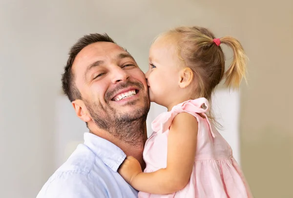 Caucasian dad holding and kissing his little daughter — Stock Photo, Image