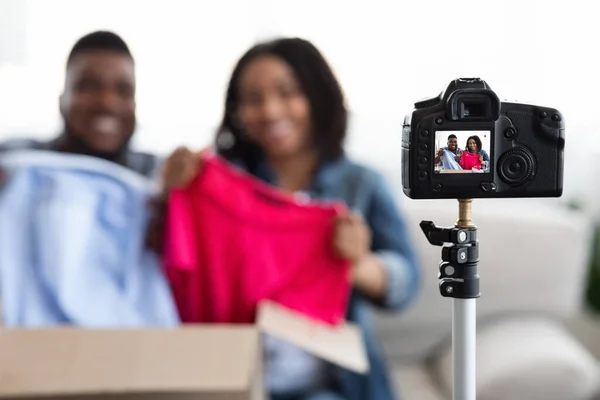 Caméra enregistrement vidéo de mode blogueurs couple déballage colis avec de nouveaux vêtements — Photo