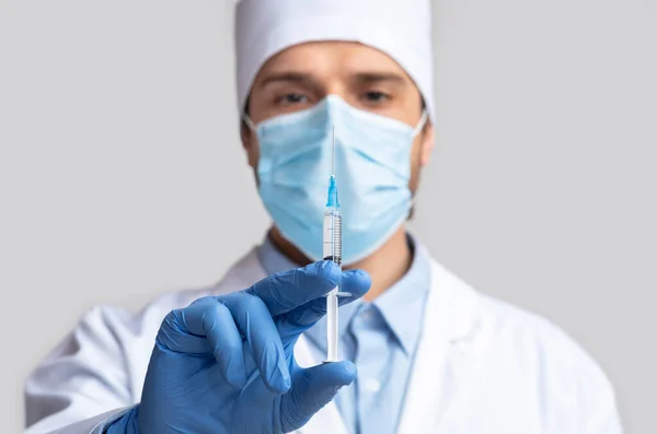 Médico sosteniendo jeringa con vacuna, listo para la inyección —  Fotos de Stock
