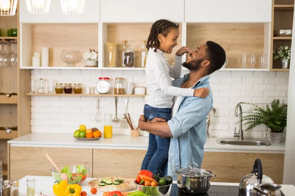 Ragazzina e allegro padre legame in cucina — Foto Stock