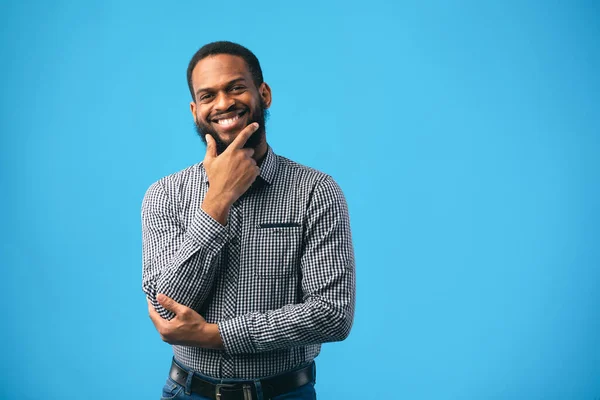 Pensivo afro homem retrato no fundo azul — Fotografia de Stock