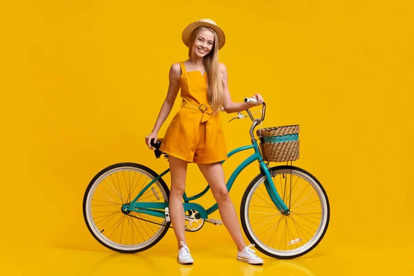 Όμορφη νεαρή κοπέλα σε καλοκαιρινά ρούχα ποζάρουν με κομψό vintage ποδήλατο — Φωτογραφία Αρχείου