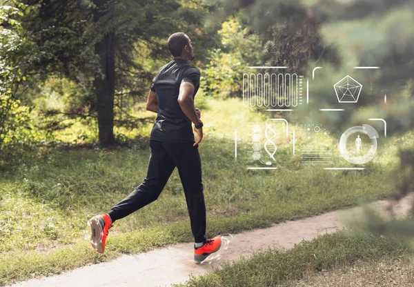 Africký Američan běžící v lese s ukazateli aktivity na Smartwatch — Stock fotografie