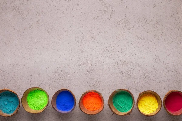 Un sacco di polveri brillanti di colori nelle noci di cocco per il festival — Foto Stock