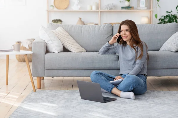 Freiberuflerin arbeitet von zu Hause aus und telefoniert mit dem Kunden — Stockfoto