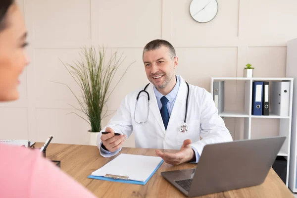 Mužský zkušený lékař hovořící s pacientkou — Stock fotografie