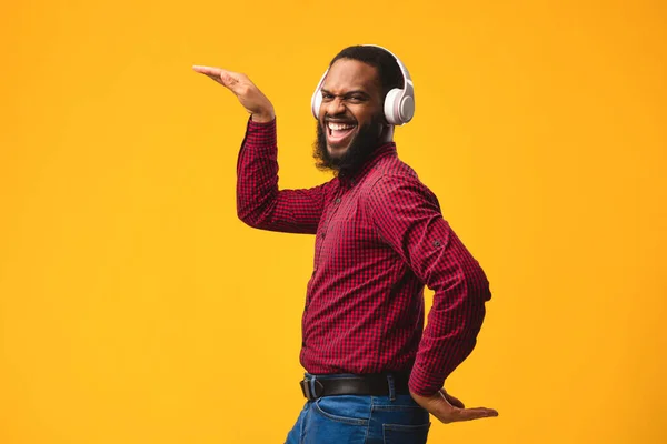 Sorrindo afro homem desfrutando de música com fones de ouvido — Fotografia de Stock