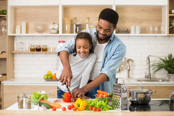 Famille végétalienne cuisine des aliments sains ensemble à la maison — Photo