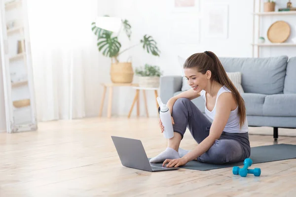 Glückliches Mädchen in Sportbekleidung bereitet sich auf Online-Training vor — Stockfoto