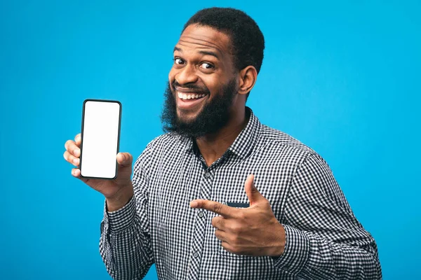 Afro cara mostrando tela de telefone celular em branco — Fotografia de Stock