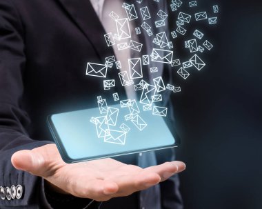 Çevrimiçi iletişim. İşadamı eli ve akıllı telefondan oluşan bir kolaj.