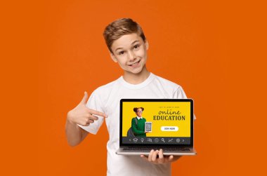 Neşeli çocuk ekranında online eğitim sitesi olan bir dizüstü bilgisayarı işaret ediyor, turuncu arka plan. Kolaj