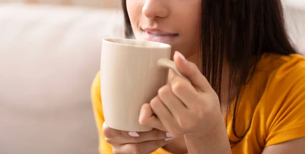 Rustige ochtenduren met koffie. Gewassen uitzicht op jong meisje drinken hete aromatische drank thuis, lege ruimte — Stockfoto