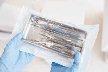 Steril farklı diş aletleri ve araçlarını kapat