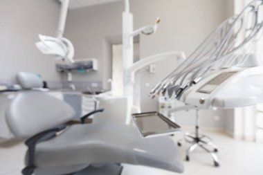 Modern yüksek teknoloji beyaz diş kliniği, en yeni ekipmanlar.