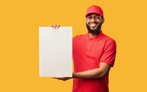 Africano American Courier Man segurando placa branca em branco, fundo amarelo — Fotografia de Stock