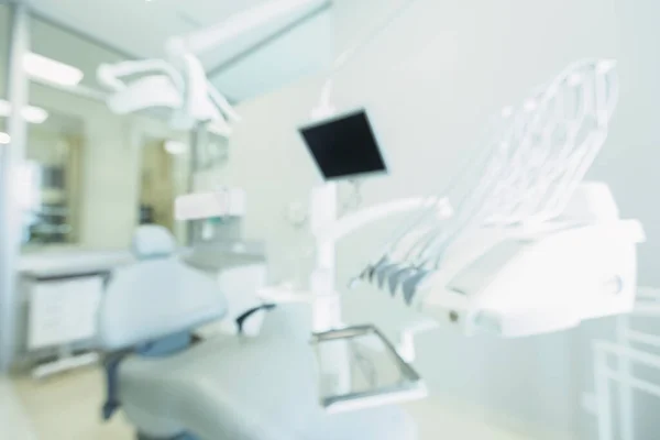 Sala de odontologia desfocada com equipamentos modernos para operações — Fotografia de Stock