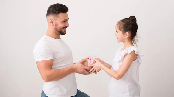 Felice giovane papà e figlia scambiarsi regali — Foto Stock