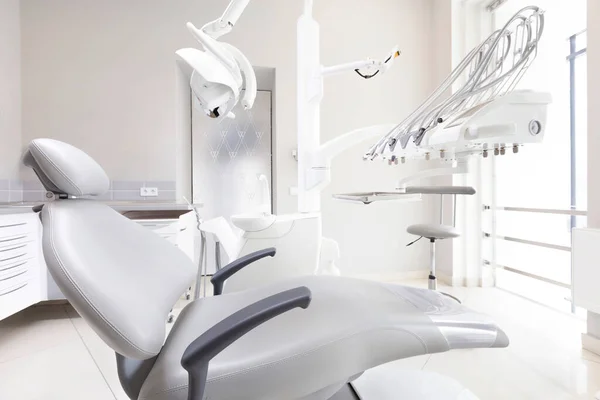 Krzesło dentystyczne i inne akcesoria medyczne w pokoju — Zdjęcie stockowe