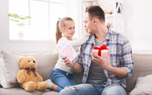 Šťastná dceruška dává dárek svému otci — Stock fotografie