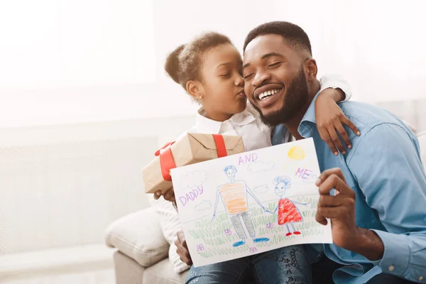 Menina abraçando pai e dando desenho feito à mão — Fotografia de Stock