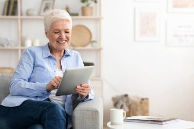 Evdeki Dijital Tablet 'te Pozitif Yaşlı Kadın Ağı