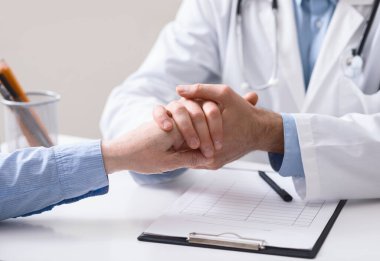 Kötü analizleri okuduktan sonra kıdemli hastayı destekleyen doktor