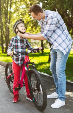 Küçük kız ilk tur için hazırlanıyor.