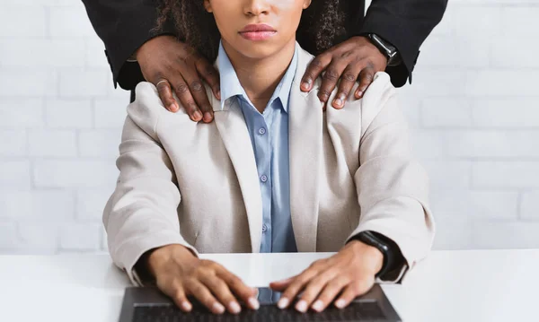 Szexuális zaklatási probléma. Közelkép a főnök megérinti a gyönyörű női asszisztens a munkahelyen, panoráma — Stock Fotó