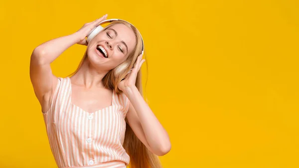 Meilleure application musicale. Adolescente écoutant la chanson préférée dans les écouteurs sans fil — Photo